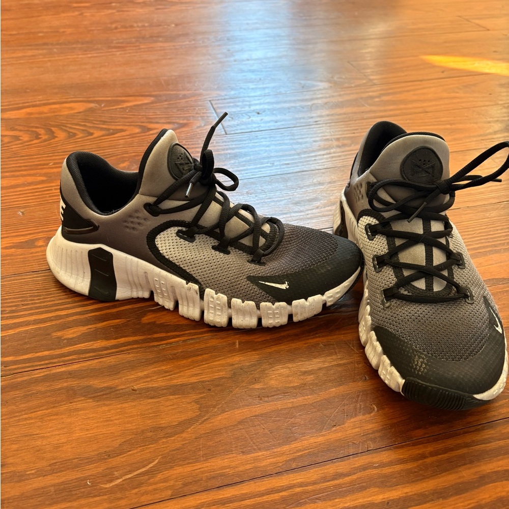 Nike Women's Black and Gray Mesh Athletic Sneakers